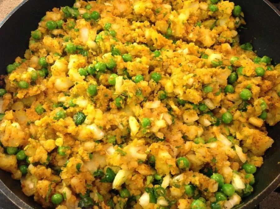 Bạn cần xào phần nhân bánh Samosa với các loại gia vị đặc trưng thật đều tay 