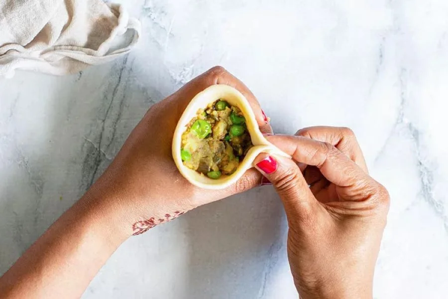 Để có thể gói được những chiếc bánh Samosa đẹp mắt, đòi hỏi bạn phải có một chút khéo léo 