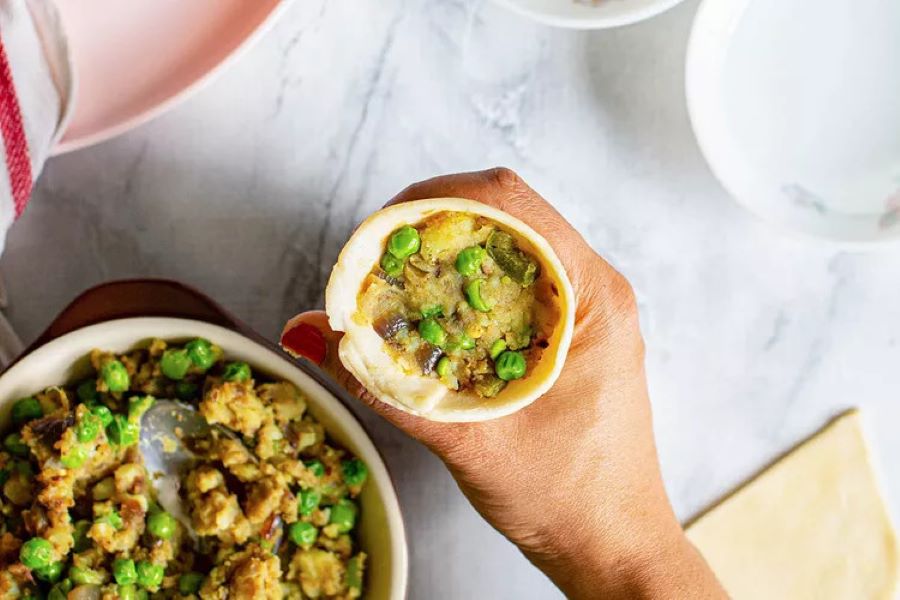 Sau khi xào xong phần nhân bánh, bạn sẽ bắt tay vào gói bánh Samosa