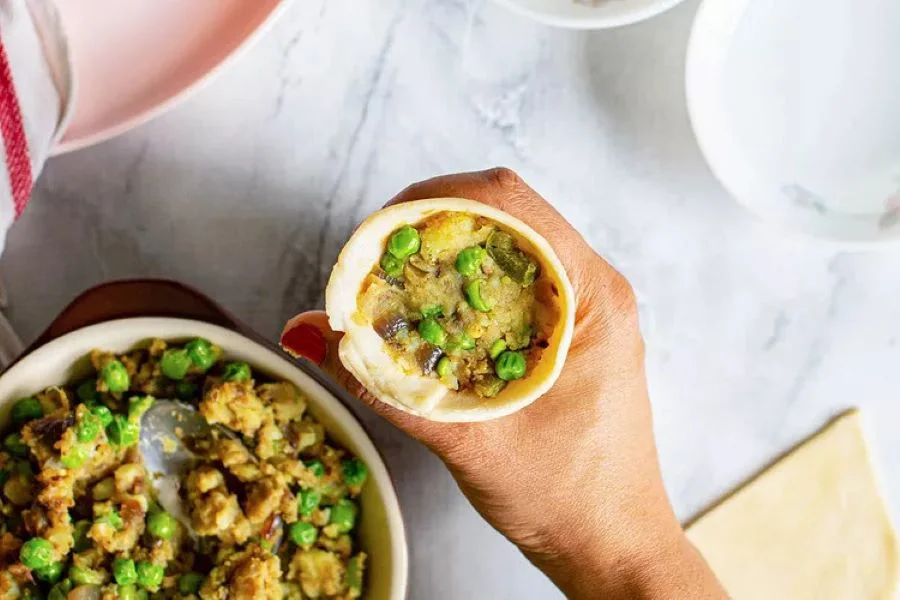 Sau khi xào xong phần nhân bánh, bạn sẽ bắt tay vào gói bánh Samosa 
