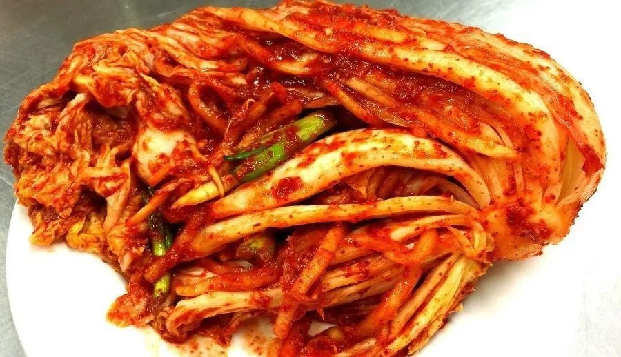 Ướp thật đều nguyên liệu đã trộn trước đó vào cải thảo