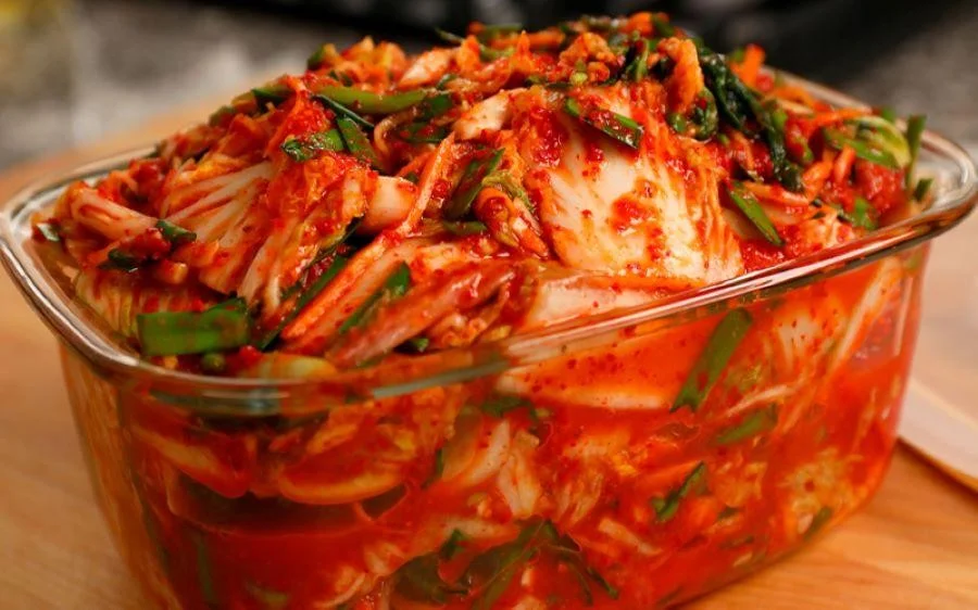 Cho vào hũ thủy tinh để ủ kim chi