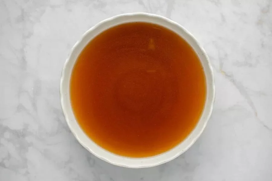 Nước dùng - một trong những điểm nhấn quan trọng nhất của món mì lạnh trứ danh xứ Hàn