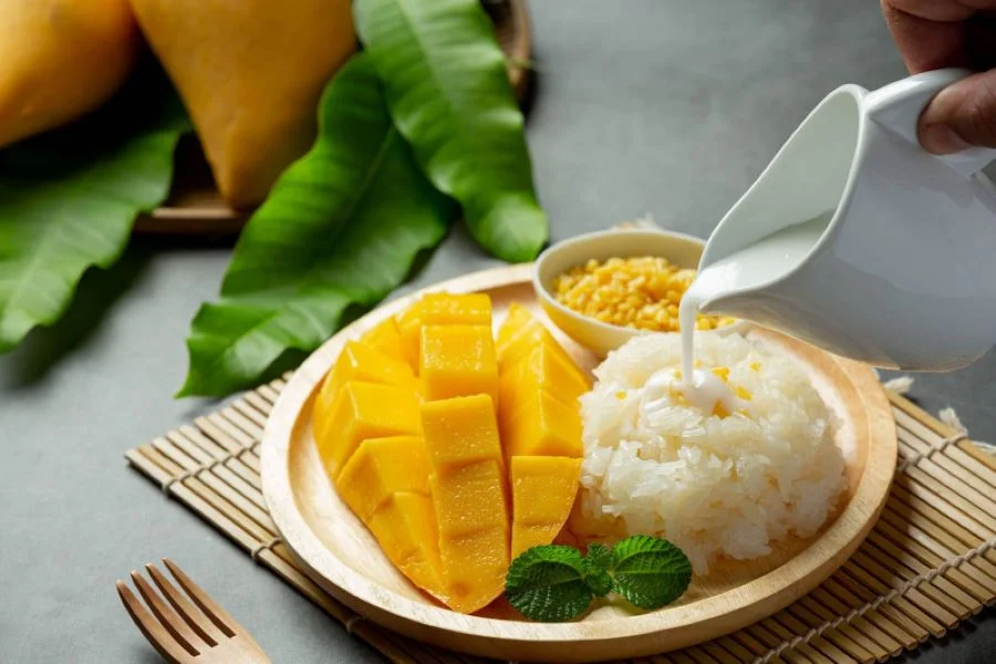 Xôi xoài khi ăn có thể rưới thêm một chút nước cốt dừa béo ngậy lên trên 