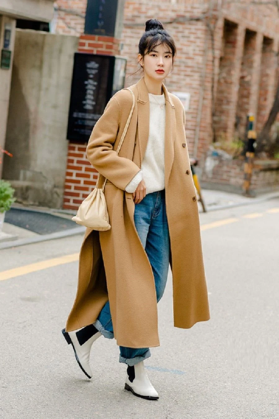 Khi quần jeans đi cùng áo len sẽ giúp bạn trendy giữa những con phố “Hàn xẻng” tấp nập