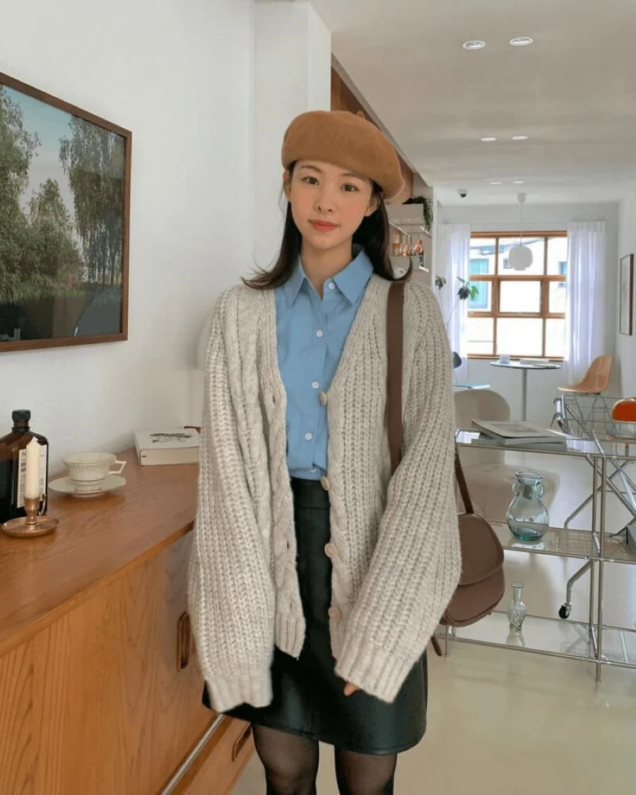 Khoác thêm một chiếc áo Cardigan sẽ giúp bạn trông sành điệu hơn