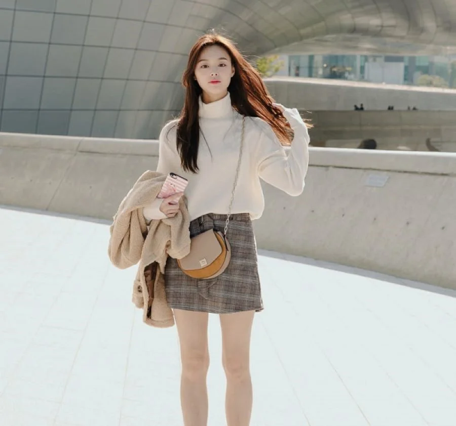 Áo len “mix” chân váy ngắn hứa hẹn sẽ là một outfit thời thượng cho mọi cô gái