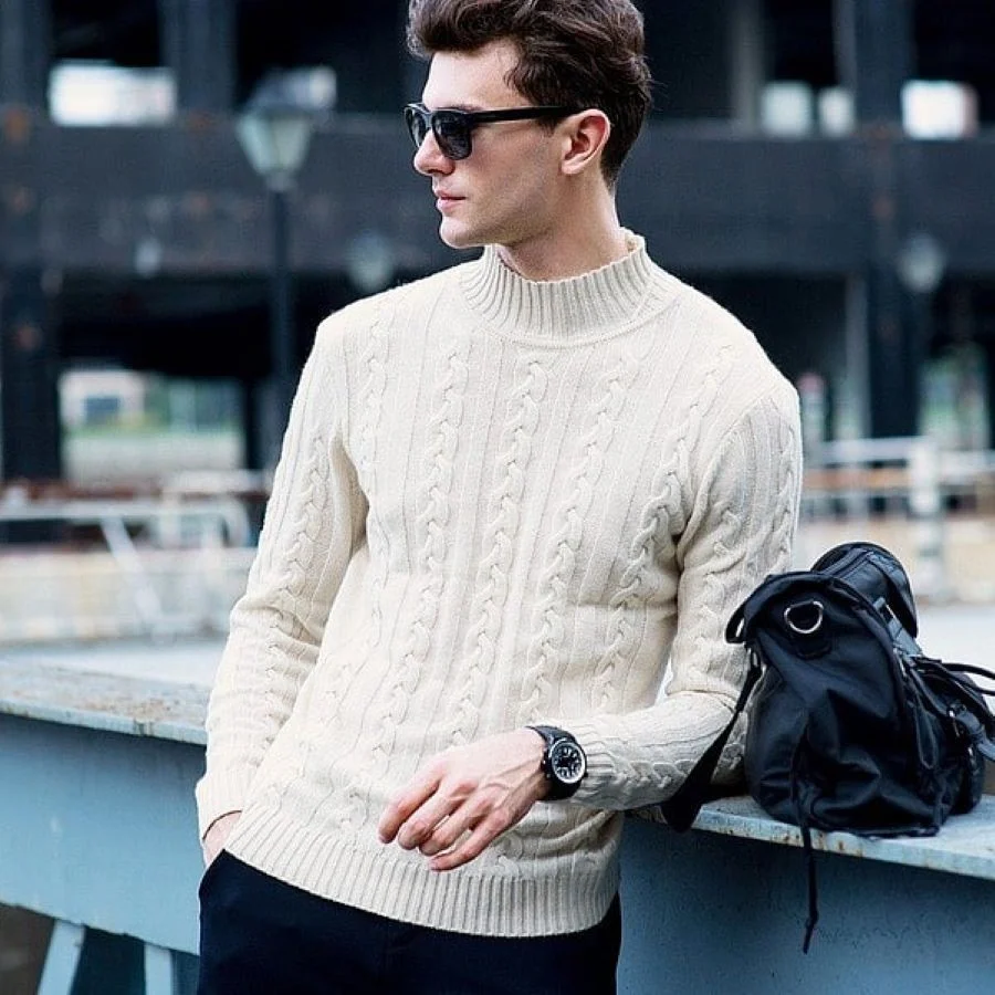 Áo len trắng cùng quần tây đen sẽ là một outfit “chuẩn không cần chỉnh” cho các đấng mày râu