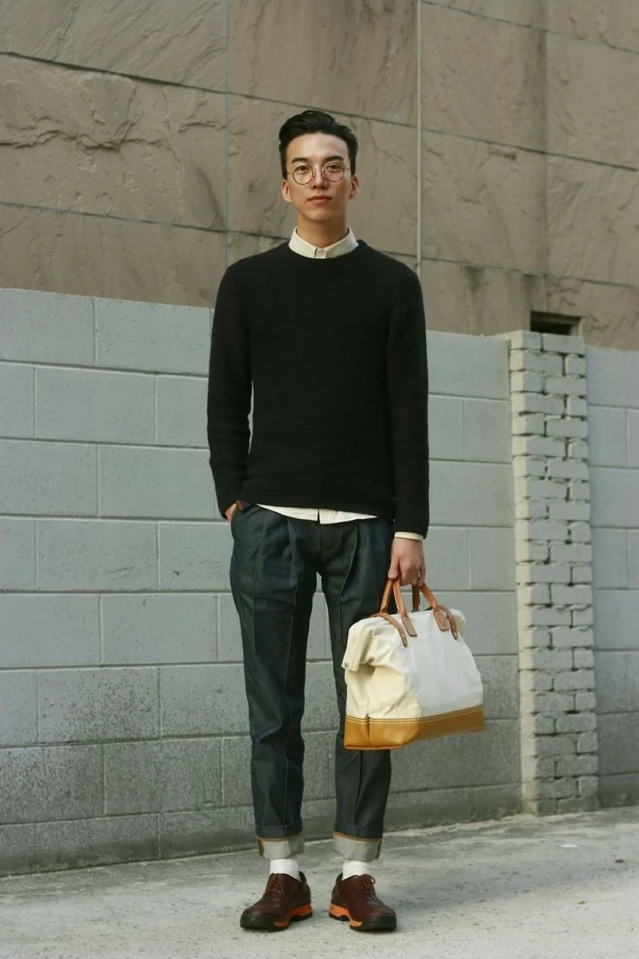 Bạn thấy thế nào về outfit áo len đen đi kèm với chiếc sơ mi trắng?