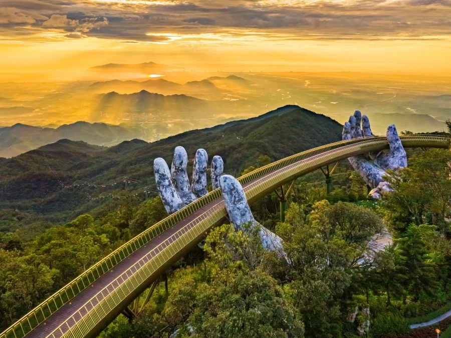 Du khách đừng bỏ lỡ cơ hội chiêm ngưỡng vẻ đẹp tuyệt vời của Cầu Vàng tại Bà Nà Hills