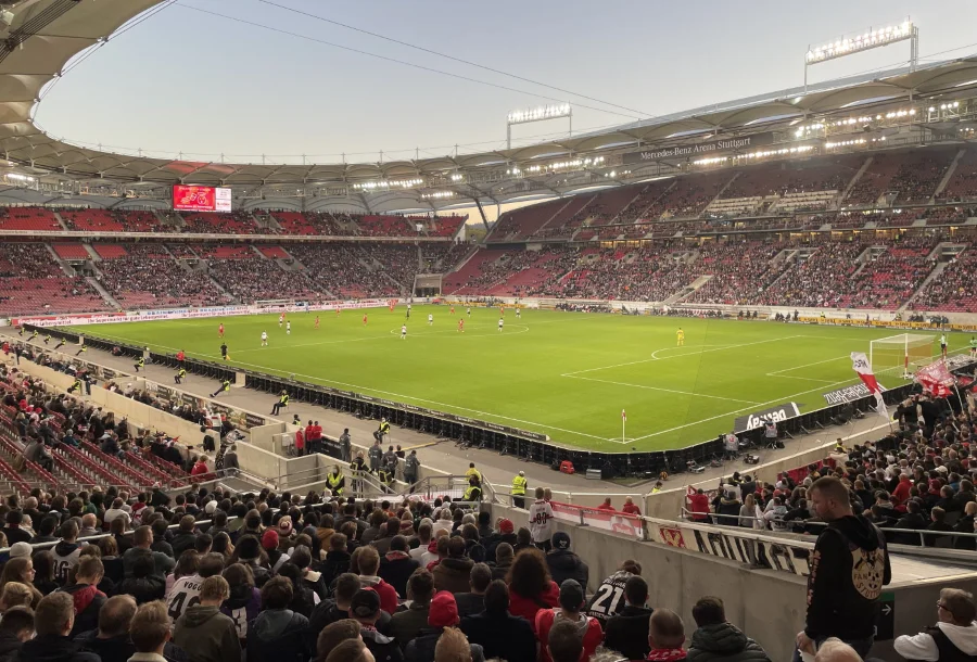 Mercedes-Benz Arena với sức chứa lên đến 54.900 chỗ ngồi, hứa hẹn sẽ mang đến cho bạn những khoảnh khắc bùng nổ cảm xúc cùng trái bóng tròn