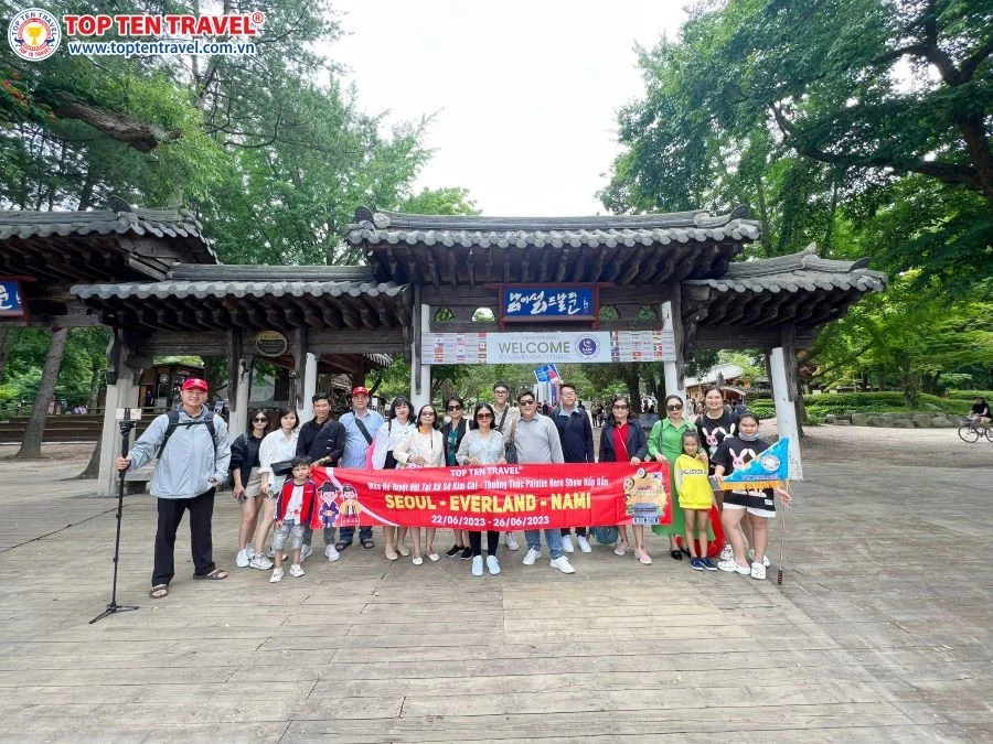 Đoàn khách Top Ten Travel tham quan và khám phá Hàn Quốc