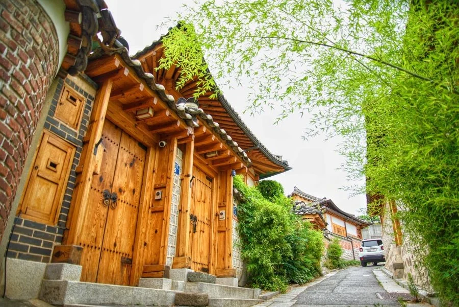 Phố cổ Bukchon thu hút khách du lịch bởi các dãy nhà mang kiến trúc cổ kính