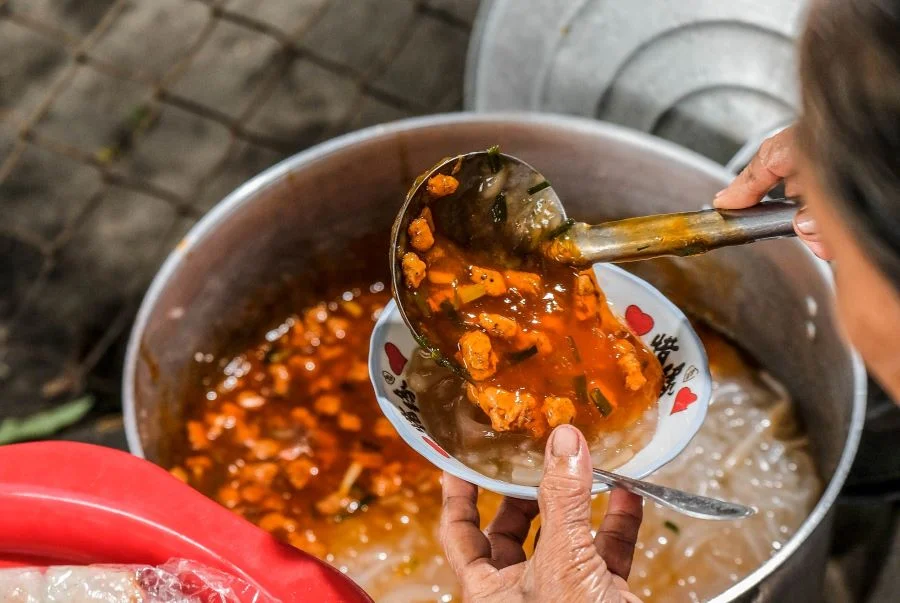 Bánh canh Nam Phổ nổi tiếng với nhiều loại topping chất lượng