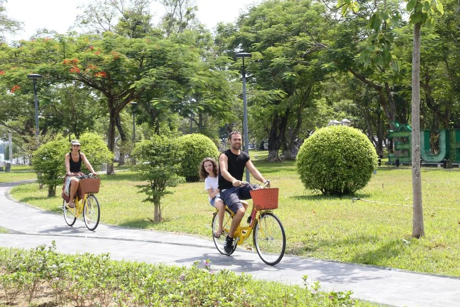 Với nhịp sống chậm thì sao không thuê một chiếc xe đạp để dạo quanh thành phố nhỉ?