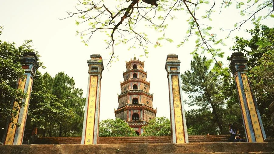 Chùa Thiên Mụ - Sở hữu một vị trí đẹp như mơ ngay trên đồi Hà Khê