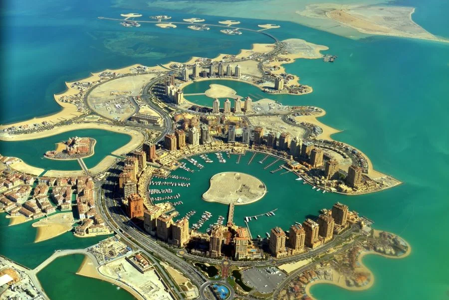 Qatar có vị trí địa lý thuận lợi, nằm ở phía đông bán đảo Ả Rập