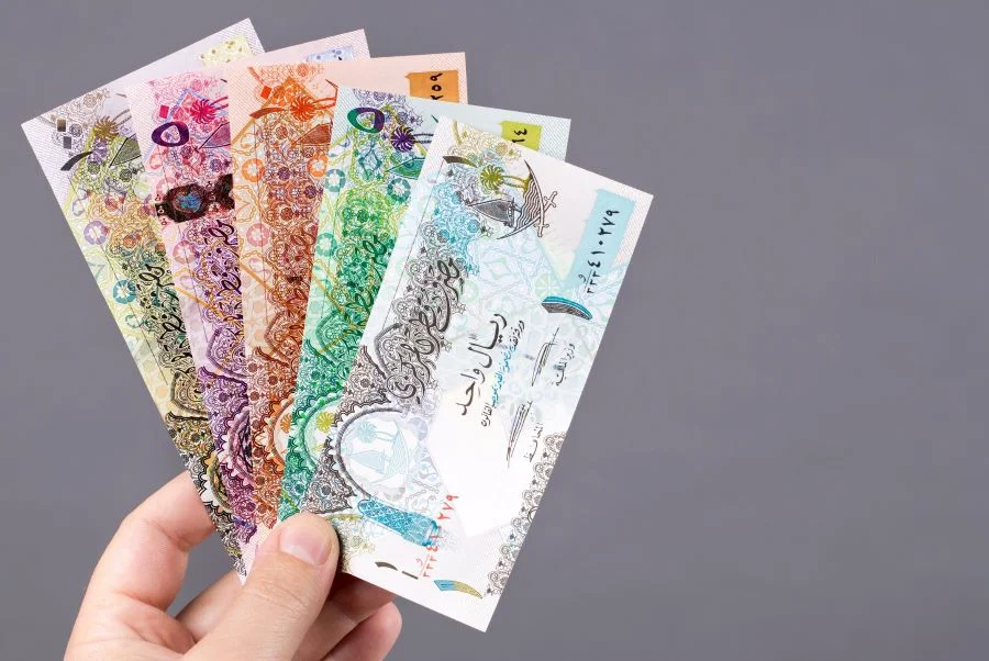 Qatar có lưu hành 2 loại hình tiền là tiền giấy và tiền xu