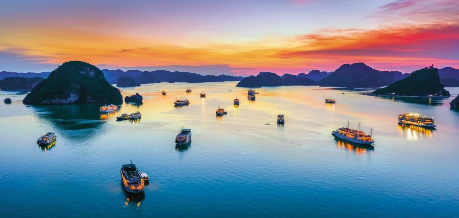 Vịnh Hạ Long mỗi mùa mỗi thời điểm đều sở hữu vẻ đẹp riêng khó tả 