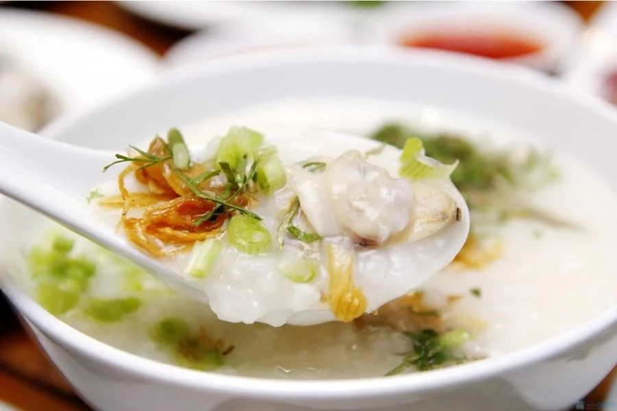 Thưởng thức món cháo hàu nóng hổi tại Hạ Long