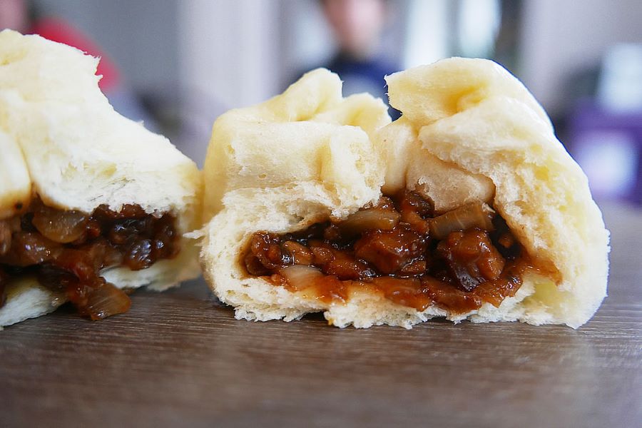 Char Siu Bao - Bánh bao nhân thịt nướng mật ong - là một trong những món ăn vặt được yêu thích nhất tại Bangkok