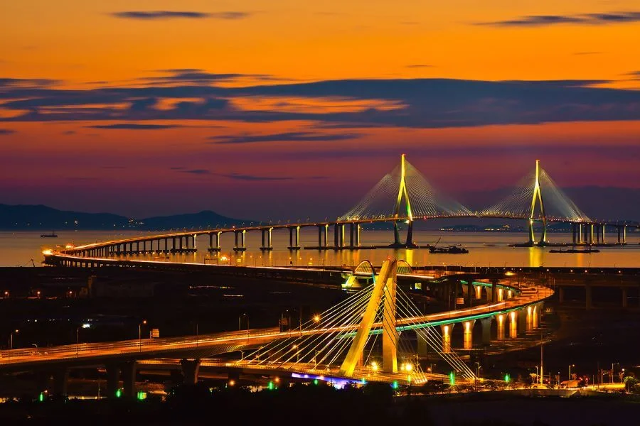 Cầu Incheon là một công trình kiến trúc đồ sộ và hiện đại, nối liền đất liền Incheon với đảo Yeongjong