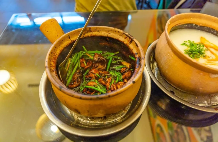 Cháo ếch Singapore không chỉ chinh phục thực khách bởi hương vị thơm ngon, đậm đà mà còn bởi cách thưởng thức độc đáo