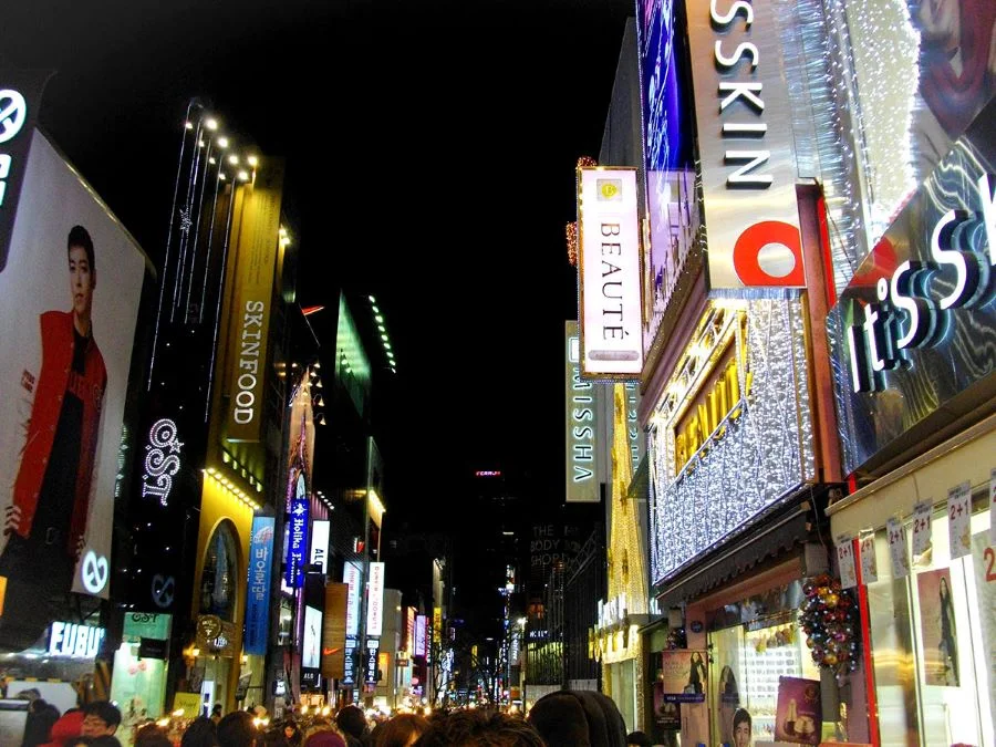 Myeongdong - Một trong những con phố nổi tiếng sầm uất nhộn nhịp vào ban đêm tại Hàn