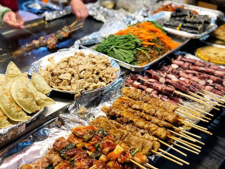 Nhớ đừng quên thưởng thức vô số món ăn hấp dẫn tại Yeouido nữa nhé!