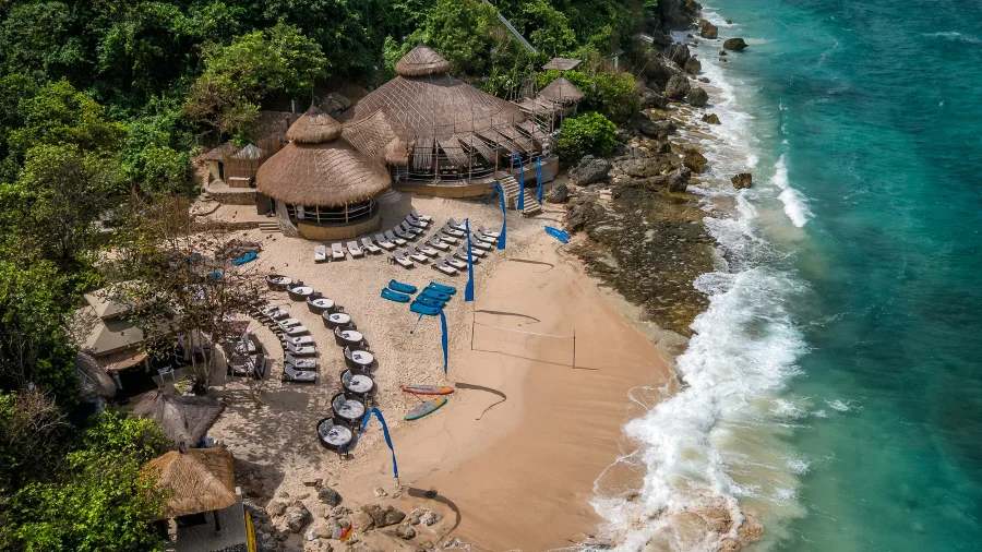 Canggu không chỉ nổi tiếng với những bãi biển đẹp, mà còn thu hút du khách bởi bầu không khí sôi động và trẻ trung