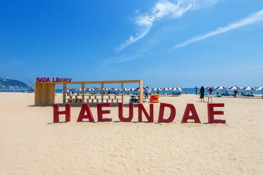 Nằm trải dài gần 12km, dải cát trắng mịn màng của Haeundae như một bức tranh tuyệt đẹp giữa lòng thành phố