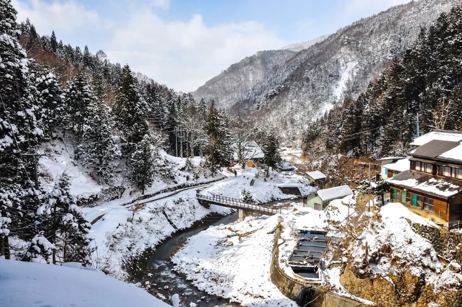 Với địa hình đồi núi đa dạng, Nagano là một trong những điểm đến trượt tuyết hàng đầu tại đất nước mặt trời mọc