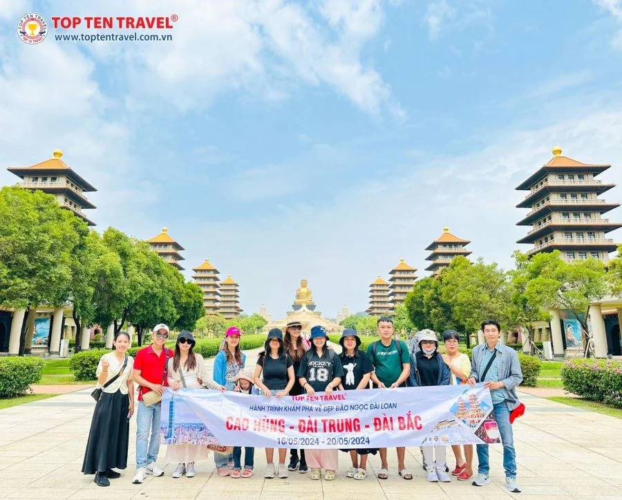Những vị khách của nhà Top Ten Travel đang check-in và khám phá tại Phật Quang Sơn