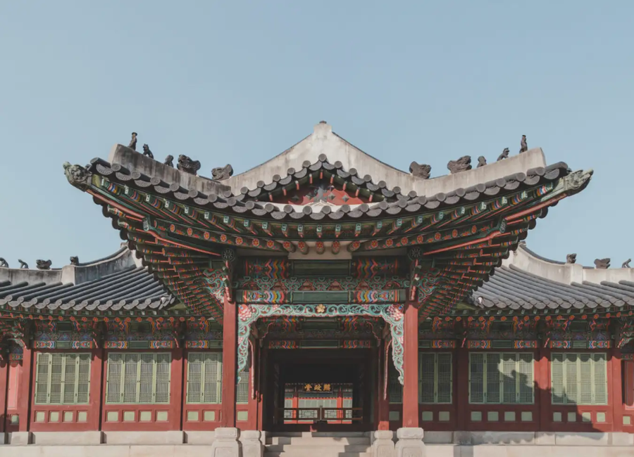 Changdeokgung là điểm đến níu chân du khách bởi vẻ đẹp hài hòa giữa kiến trúc cổ kính và khung cảnh thiên nhiên hữu tình