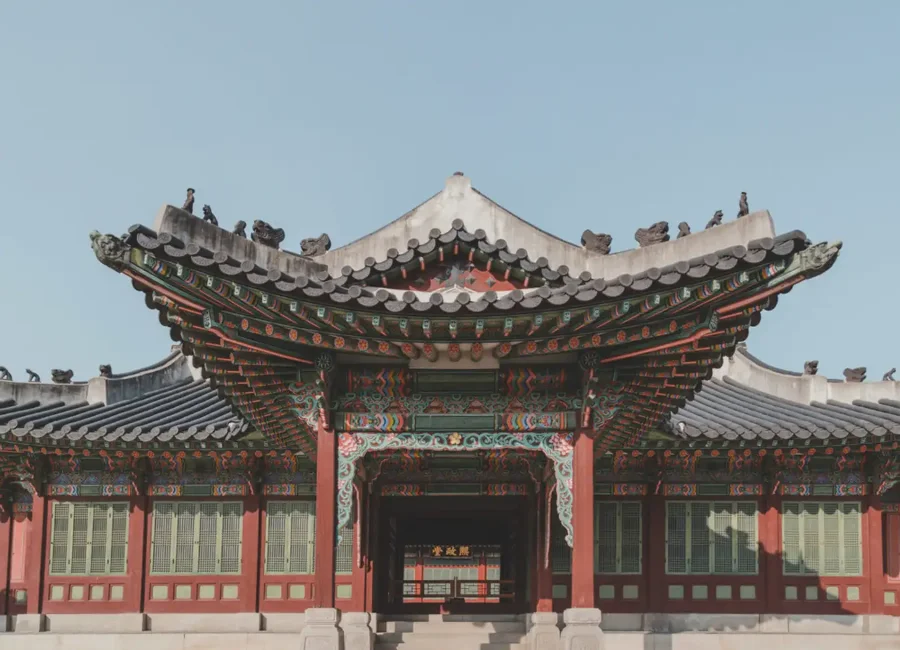 Changdeokgung là điểm đến níu chân du khách bởi vẻ đẹp hài hòa giữa kiến trúc cổ kính và khung cảnh thiên nhiên hữu tình