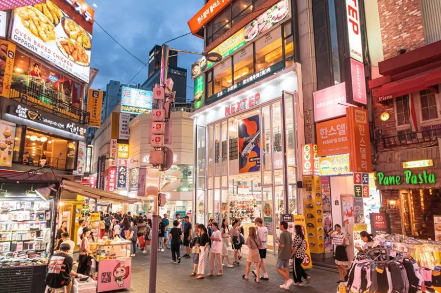 Myeongdong - khu phố mua sắm sầm uất bậc nhất, nơi được mệnh danh là