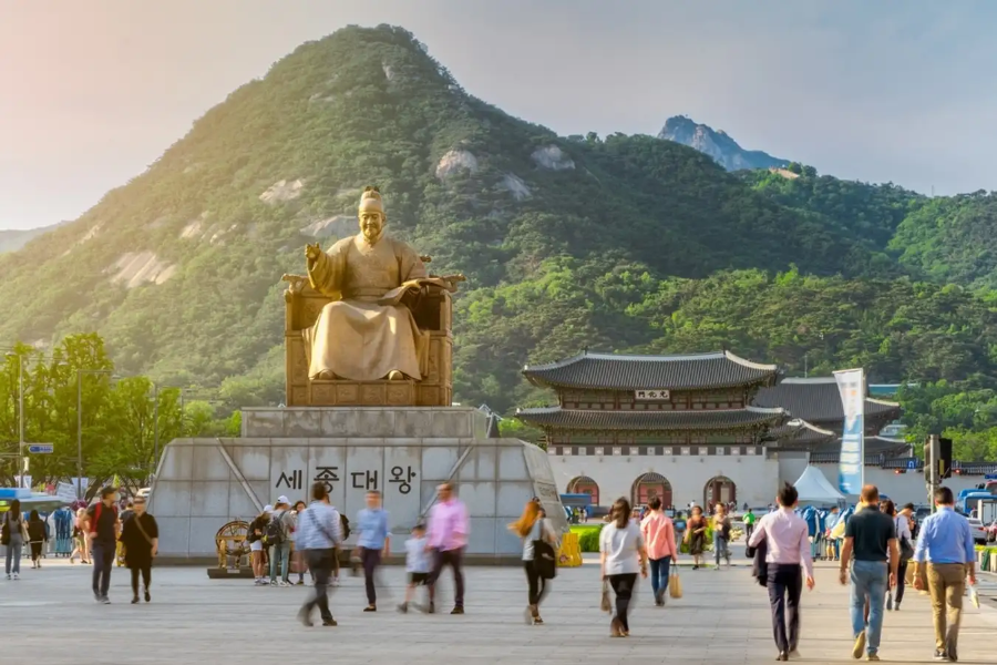 Quảng trường Gwanghwamun hiện lên như một minh chứng cho lịch sử hào hùng và tinh thần tự tôn dân tộc của Hàn Quốc