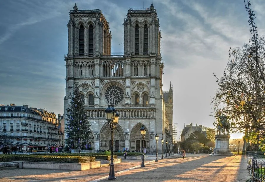 Nhà thờ Đức Bà Paris như một viên ngọc quý giữa lòng Paris hoa lệ