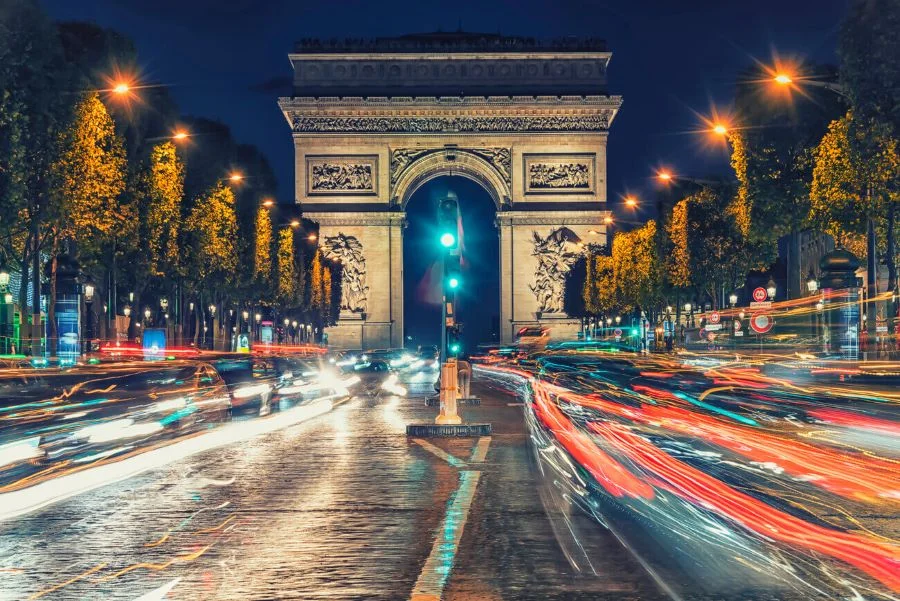 Dưới ánh đèn lung linh huyền ảo về đêm, Champs-Élysées càng trở nên lộng lẫy và quyến rũ hơn bao giờ hết
