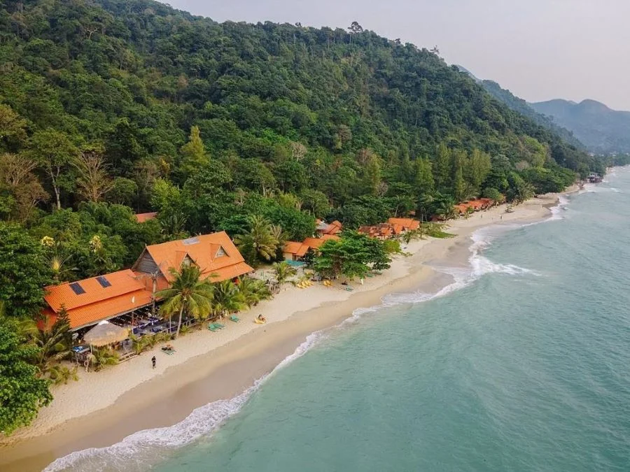 White Sand sở hữu bờ cát trắng mịn trải dài, nước biển xanh biếc như ngọc và những hàng dừa xanh mát rì rào trong gió