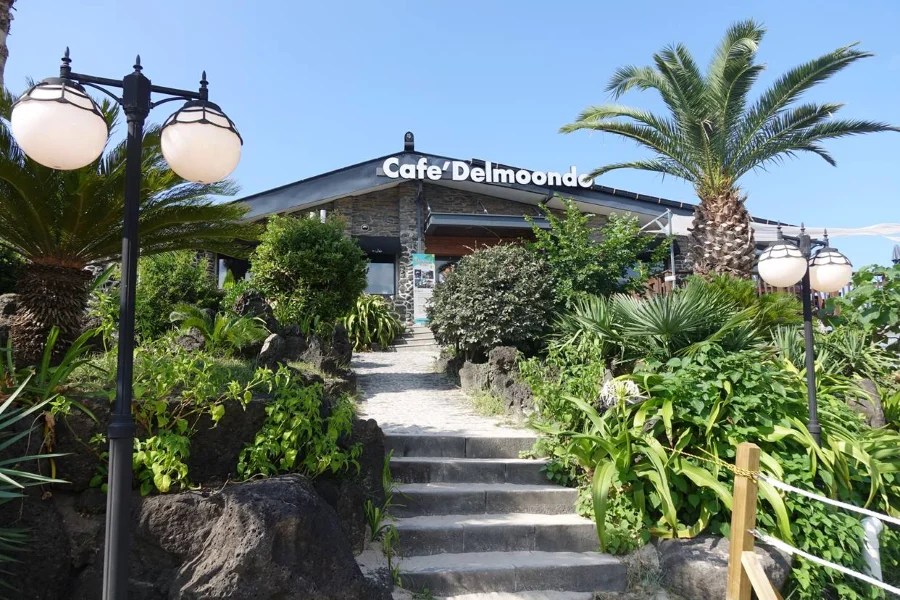 Một khi nhắc đến các quán cafe view biển siêu hot khi đi du lịch Jeju thì làm sao có thể bỏ qua Café Delmoondo