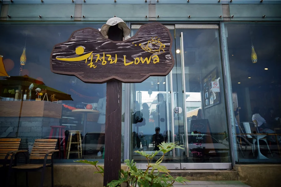 Woljeong-ri LOWA là một trong những quán cà phê view biển được giới trẻ yêu thích nhất tại đảo Jeju