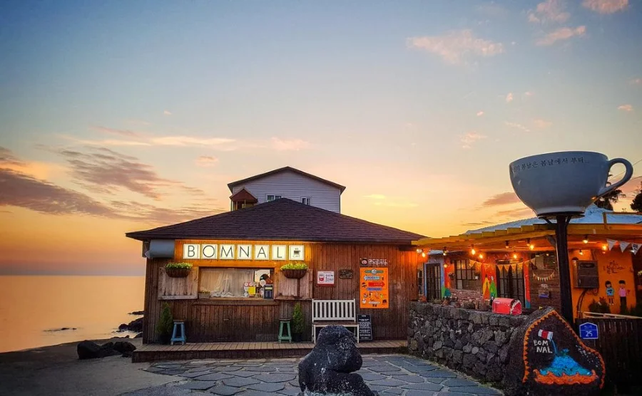 Với tầm nhìn hướng thẳng ra biển,  Bomnal Café đã nhanh chóng trở thành điểm đến yêu thích của du khách và giới trẻ Hàn Quốc