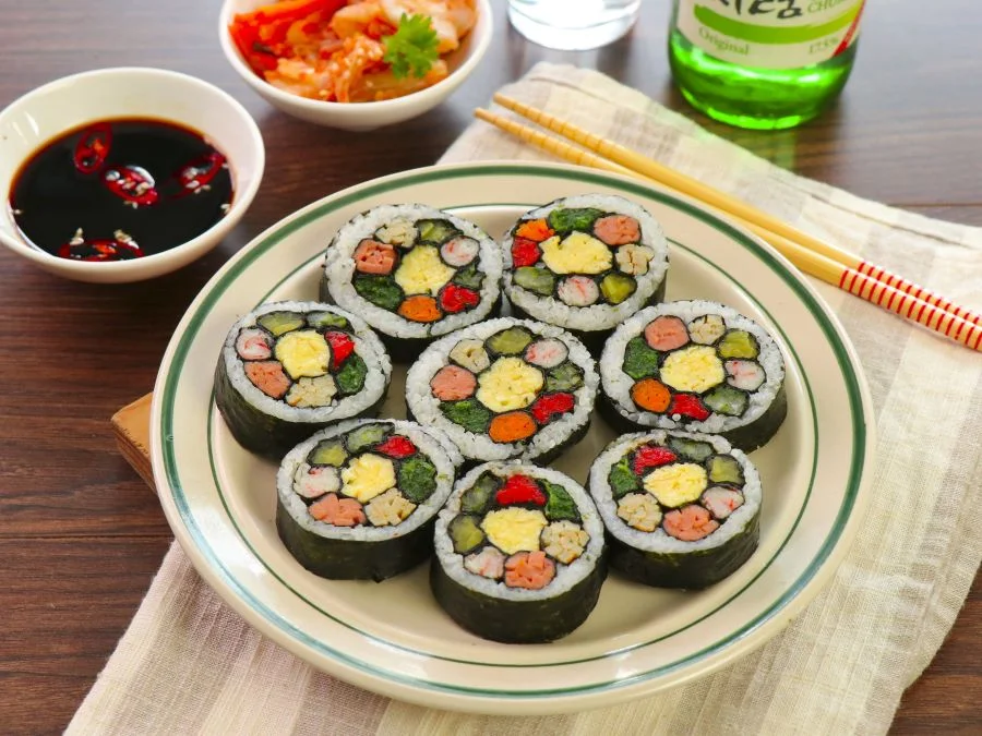 Cơm cuộn Gimbab không chỉ là món ăn ngon ở Seoul mà còn được yêu thích trên toàn thế giới