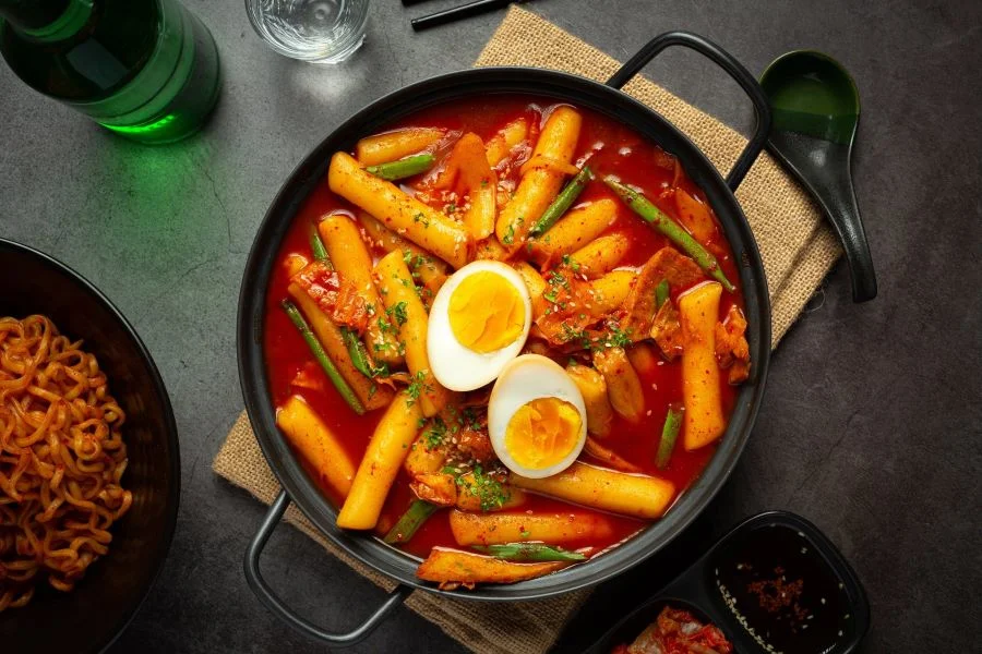 Tteokbokki - một món ăn ngon ở Seoul cũng như biểu tượng ẩm thực đường phố vang danh toàn cầu