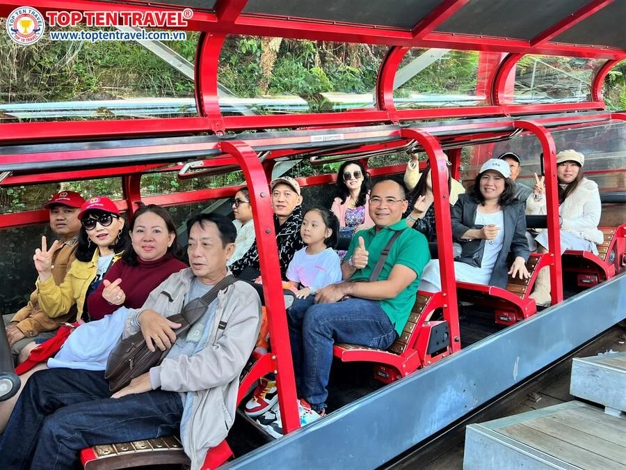 Du khách di chuyển bằng Railway trong hành trình tour Úc của Top Ten Travel