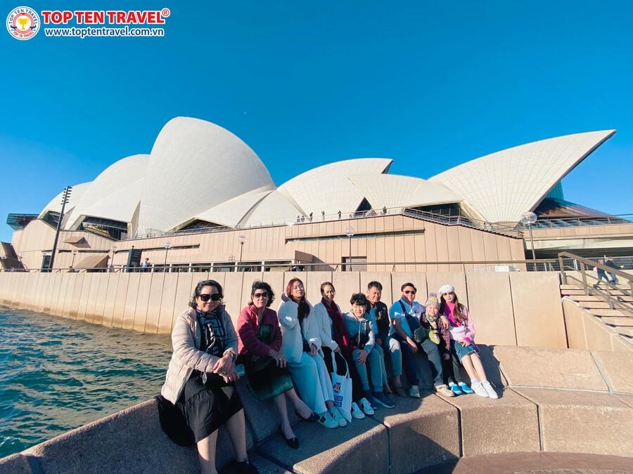 Du khách tham gia hành trình tour Úc của Top Ten Travel