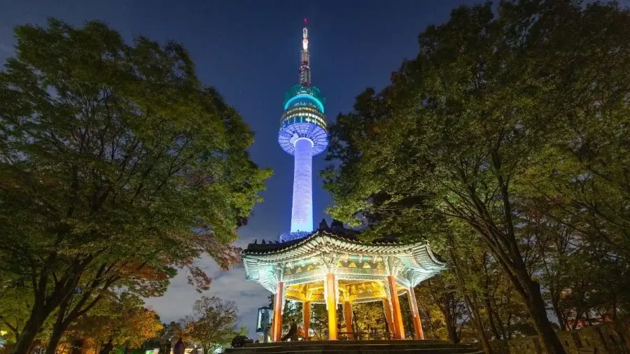 Tháp N Seoul là một trong địa điểm thu hút đông đảo du khách khi khám phá Hàn Quốc về đêm