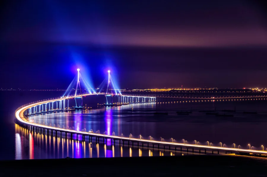 Với hệ thống đèn chiếu sáng hiện đại được thiết kế tinh xảo, Cầu Incheon thành một dải lụa lấp lánh giữa biển đêm