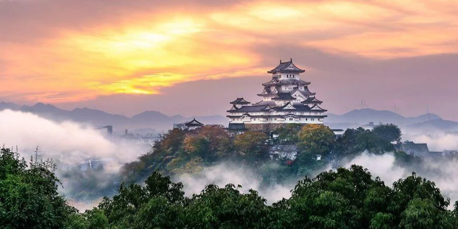 Lâu đài Himeji là một biểu tượng kiến trúc và lịch sử nổi tiếng của Nhật Bản